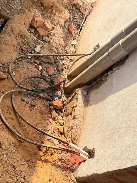 Porous pipe loops joined to plain inlet pipes passing through the plinth wall towards the junction boxes